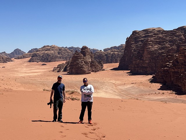 Roberto (izquierda) y Sele (a la derecha) en el desierto de Al Hisma (Arabia Saudí)