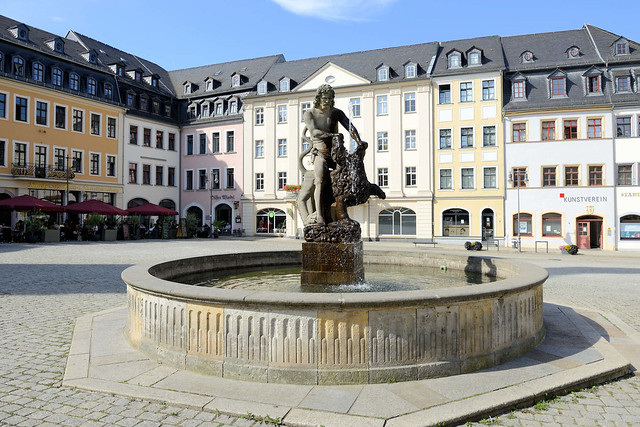 3389 Gera  ist eine   Hochschulstadt in Thüringen; Simsonbrunnen - Springbrunnen am Markt.  Die Brunnenfigur stellt den biblischen Löwenbezwinger Samson (oder Simson) dar, aufgestellt 1686 - Bildhauer Caspar Junghans d. Ä.