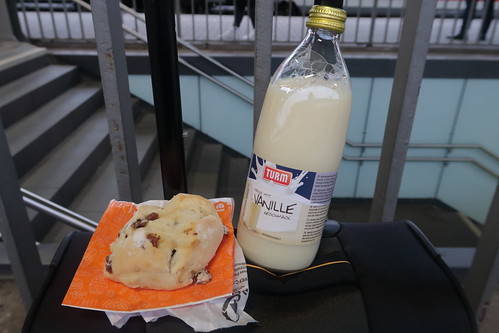 "Drink mit Vanillegeschmack" und Quarkrosinenbrötchen (von der Bäckerei Coors im Osnabrücker Hbf)