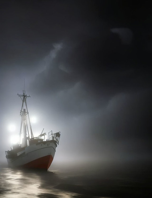barca de pesca por la noche en el mar