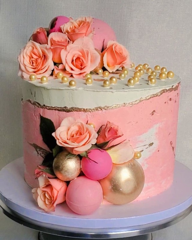 Cake by Ennas Bakery and More