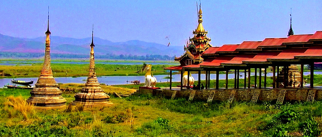 MYANMAR, Burma - rund um den  Inle-See, Stupas Takhaung Mwetaw / Tar Kaung -(sehr schön am See gelegen) 21516