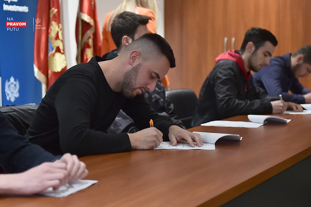 Vladimir Joković - potpisivanje ugovora sa studentima šumarskog fakulteta za stipendiranje (03.04.2023.)