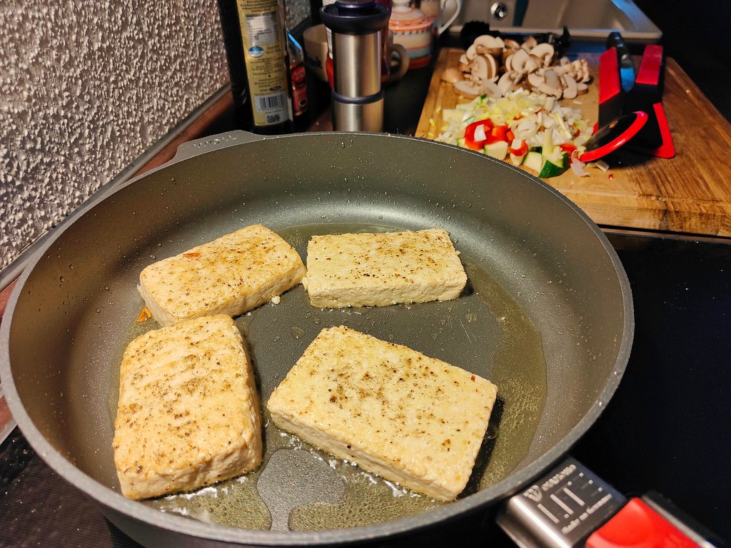 Tofu-Scheiben in Pfanne rösten bei niedriger bis mittlerer Temperatur