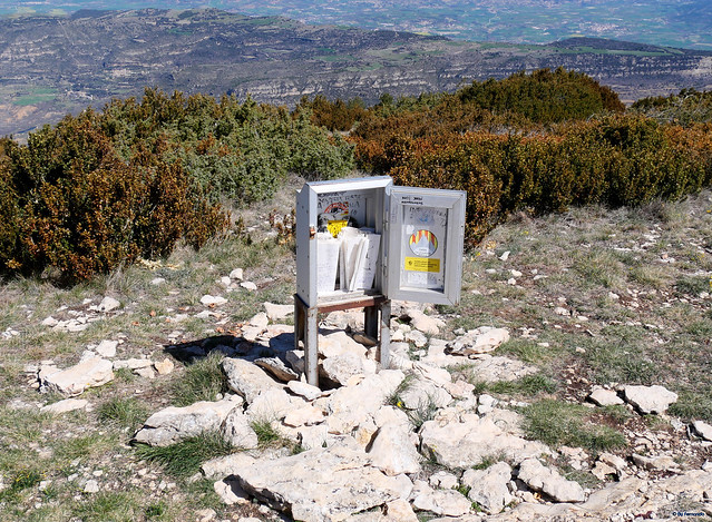 Mirador del Montsec - Acceso por la pista 4x4 -05- Tossal de Mirapallars 02 Caja con libro de piadas 02