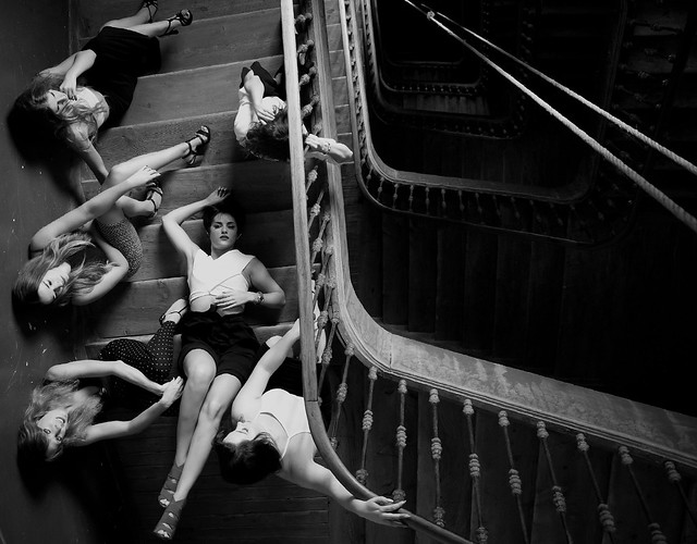 Women Retro en las escaleras vintage de Conde de Romanones - Madrid - pepeinsuiza