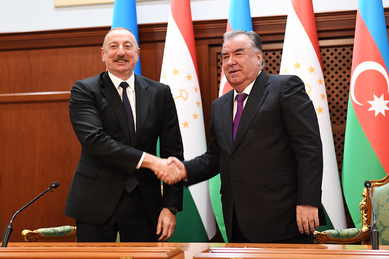 Церемония подписания новых документов о сотрудничестве между Таджикистаном и Азербайджаном