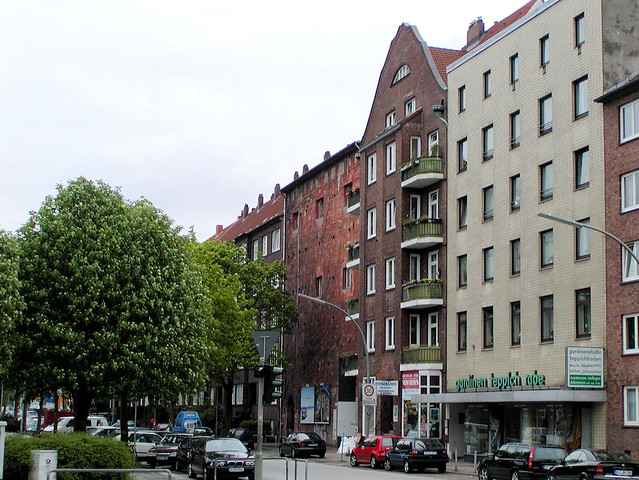 P5040002 Fotos aus dem Hamburger Stadtteil Winterhude, Bezirk Hamburg-Nord; Wohnhäuser / Geschäfte in der Dorotheenstraße - in der Bildmitte ein bewohnter Hochbunker.  (2001)