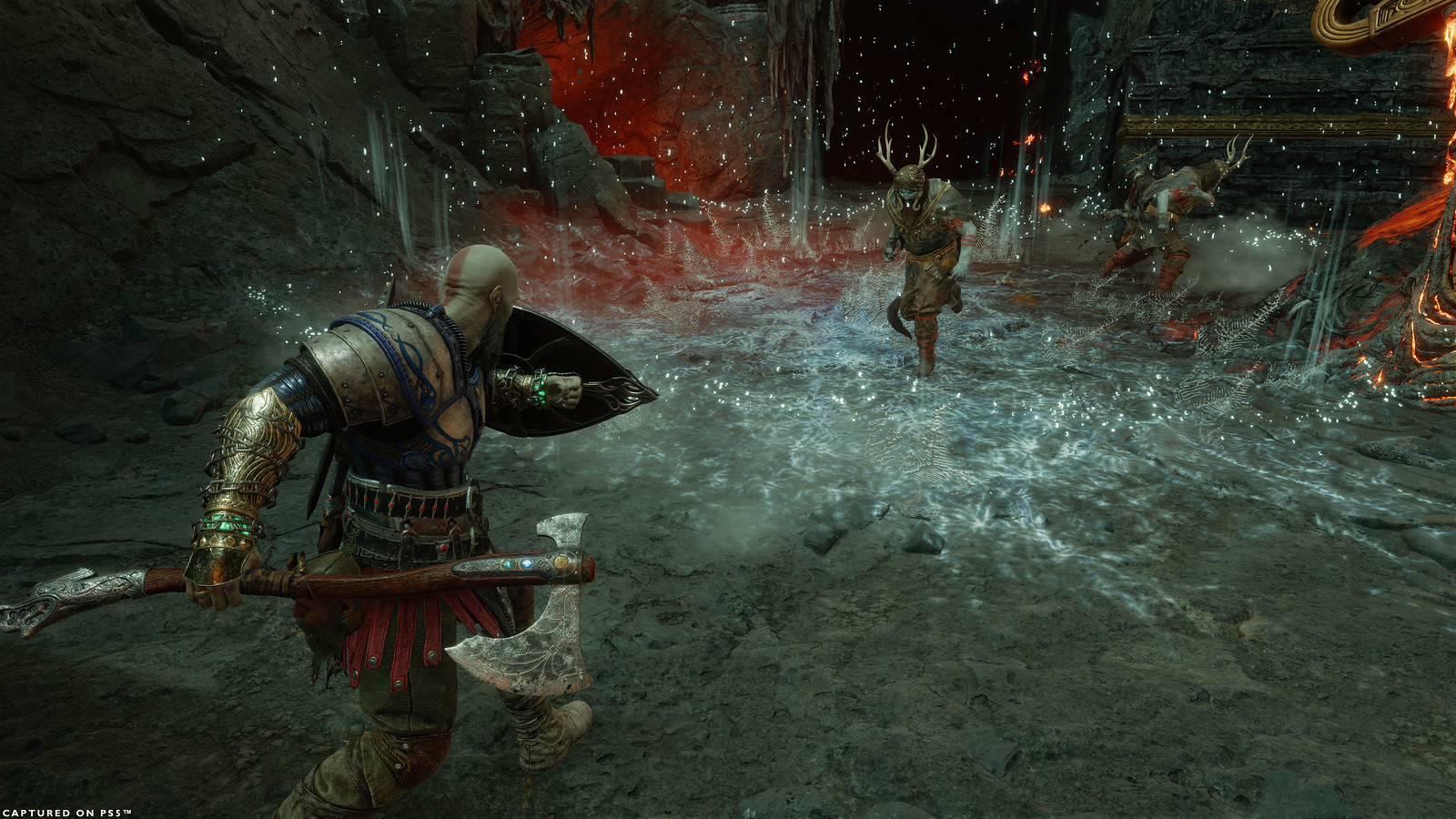 Kratos se enfrenta a atacantes en la arena de Muspelheim, cuyo suelo está cubierto de hielo a causa del efecto de su invocación rúnica. Kratos alza el escudo frente a sus enemigos mientras sujeta el hacha Leviatán en la mano derecha.