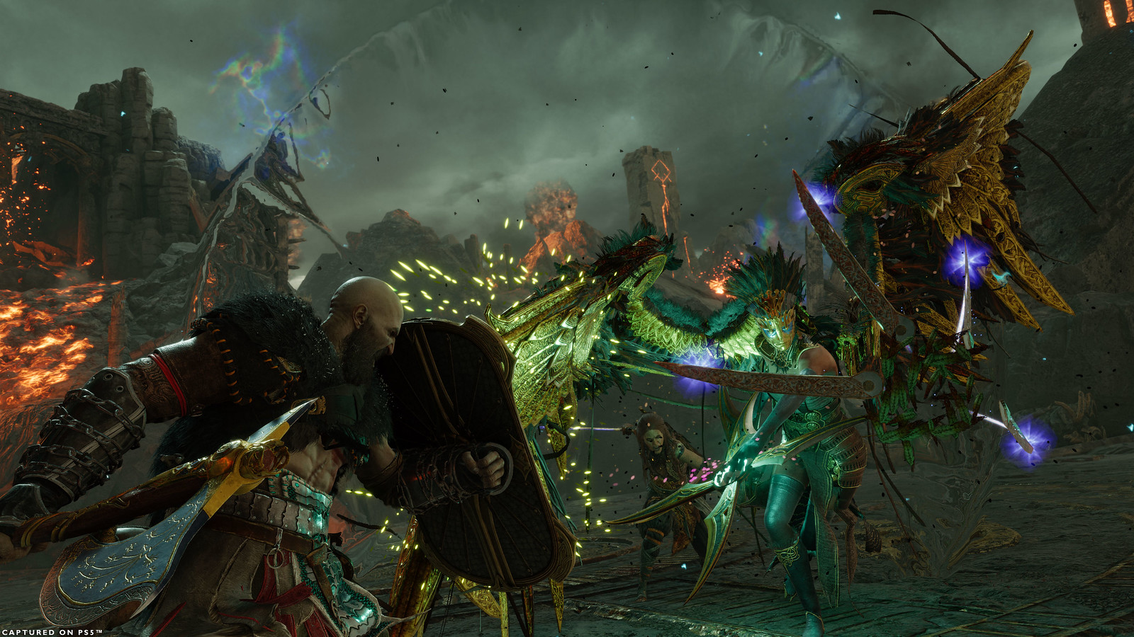 Kratos se enfrenta a Gna, la Reina Valkyrie en el Muspelheim Arena, está ejecutando un contraataque contra el ataque de Gna con su escudo en alto. Kratos está usando el equipo de la construcción.