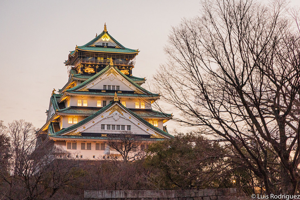 Torre principal del castillo de Osaka al atardecer