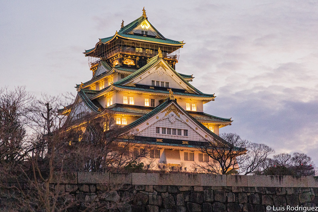 El castillo de Osaka, al atardecer, es una maravilla