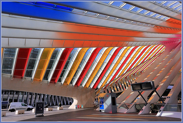 La gare des Guillemins colorée par l'artiste Daniel Buren, Liège, Belgique