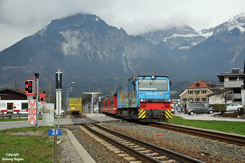 zillertalbahn cat gmeinder d75bbse diesel hydraulic locomotive lupo nod15 mountopolis coach strassimzillerbahnhof mayrhofenimzillertal tyrol austria