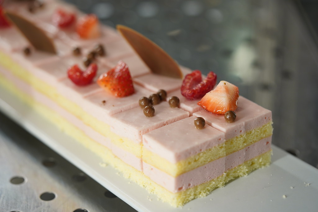 strawberry mirror cake 1