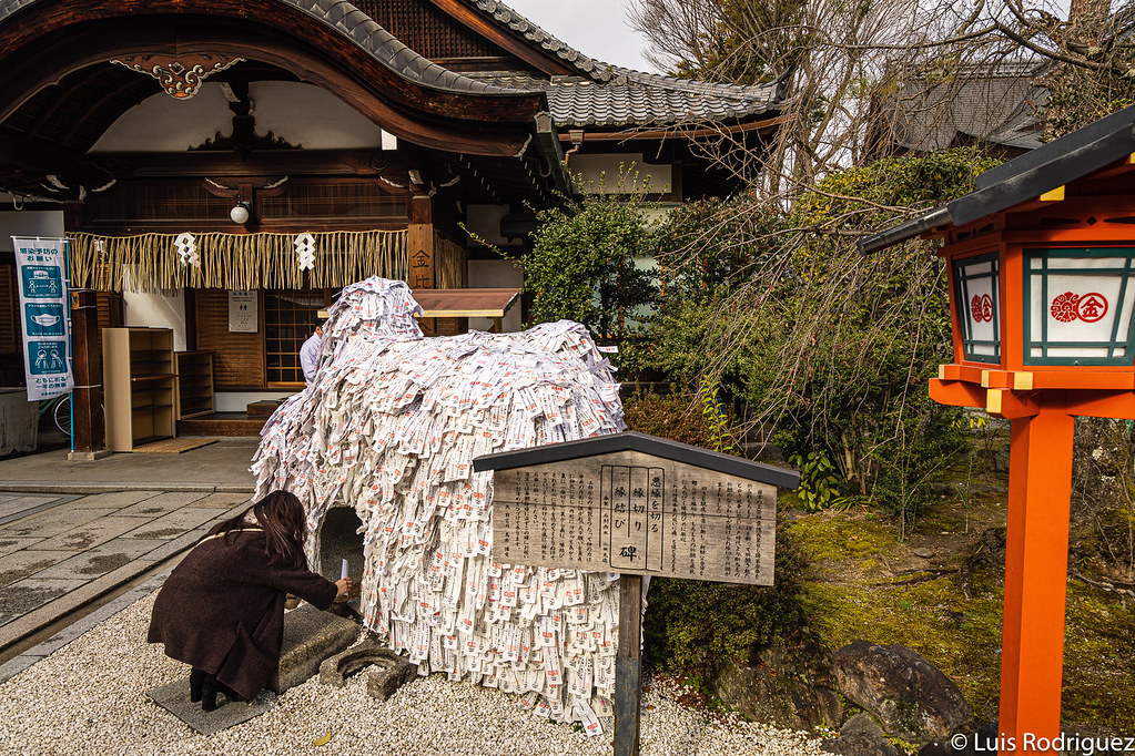 Mujer iniciando el ritual en la roca Enkiri o Enmusubi 