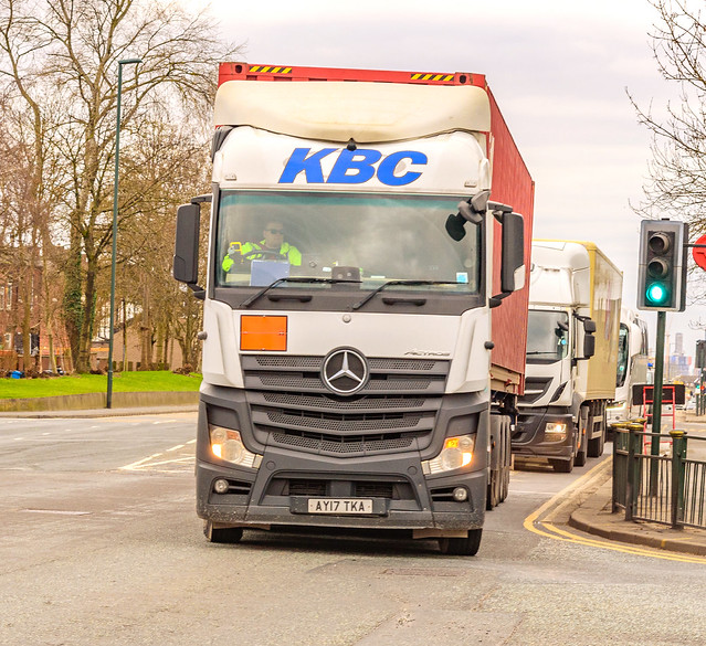 KBC MERCEDES ACTROS AY17 TKA TURNING OFF A62 ONTO A663 FAILSWORTH