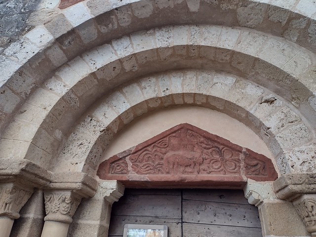 Eglise Saint-Pierre, Châtelperron : Détail du portail