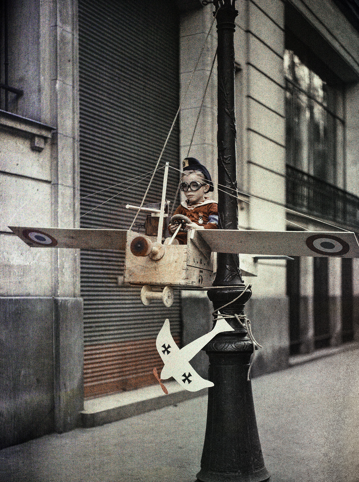 The aviator ‘Pépéte’ has just shot down a ‘taube’ with his machine gun. Paris, 19 September 1915.