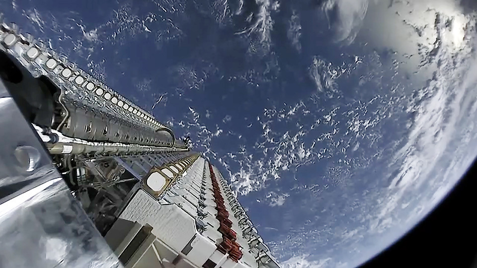 SpaceX官方的星鏈衛星從太空望向地球的照片。圖片來源：SpaceX／Flicker (CC BY-NC 2.0)