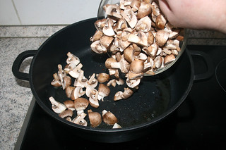 09 - Put mushrooms in pan / Champignons in Pfanne geben