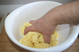 28 - Knead dumpling dough / Kloßteig durchkneten