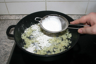 20 - Sprinkle onions with flour / Zwiebeln mit Mehl bestreuen