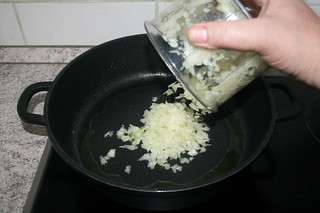 15 - Put diced onion in pan / Zwiebelwürfel in Pfanne geben