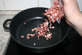 05 - Put diced bacon without additional fat in pan / Gewürfelten Speck ohne Fett in Pfanne geben