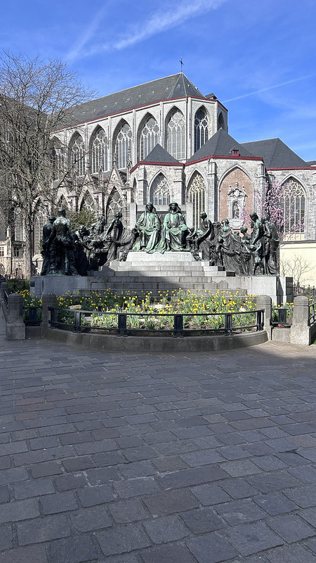 Estatua Van Eyck (2)