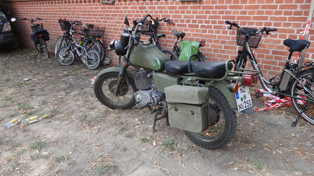 1986 Motorrad ETZ 250A (Militärversion) von VEB Motorradwerke Zschopau (MZ) auf Schloßinsel in 17252 Mirow