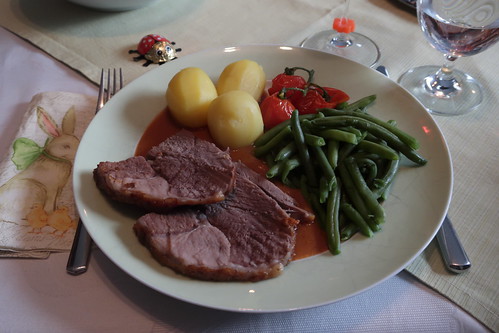 Lammkeule in Tomatenso?e mit Salzkartoffeln, grünen Bohnen und Schmortomaten (mein Teller)