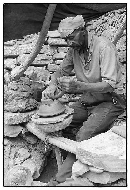 83212_32 Potter, High Atlas, Morocco, 1983