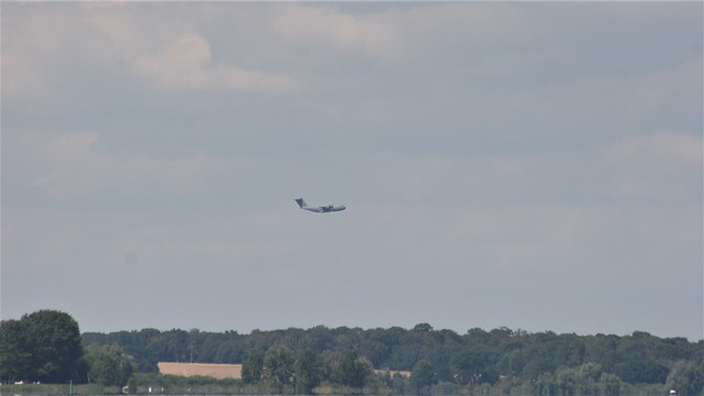 ab 2010 Militär-Transportflugzeug A400M Atlas der Bundeswehr von Airbus über der Müritz nahe 17248 Rechlin
