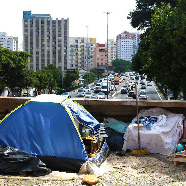 São Paulo (SP), 11/04/2023 - Barraca de pessoa em situação de vulnerabilidade social na Avenida Brigadeiro Luís Antônio, na altura do Viaduto Jaceguai. Foto: Rovena Rosa/Agência Brasil