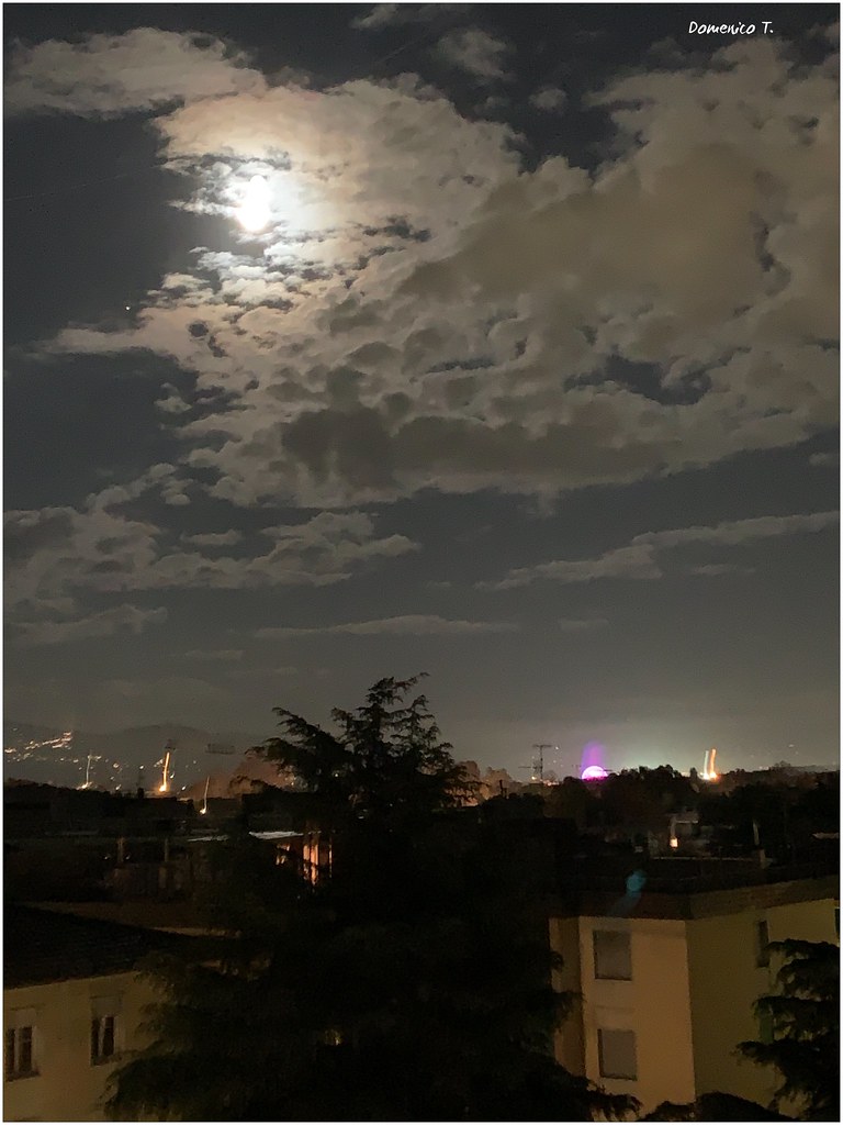 La luna e le nuvole