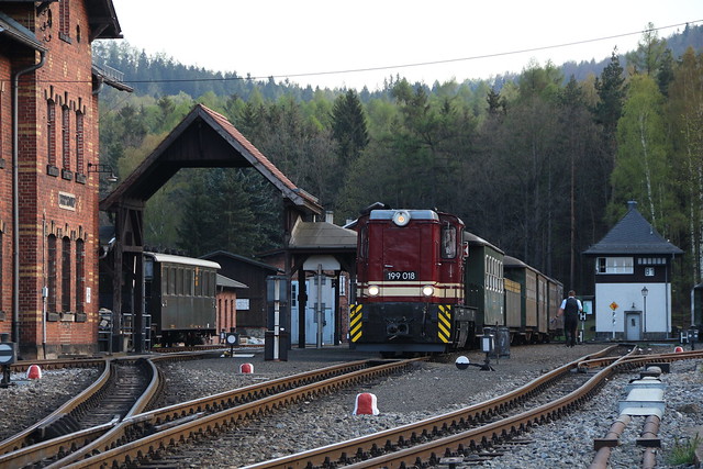 2022-04-30; 0313. SOEG 199 018 met de laatste trein Jonsdorf-Bertsdorf is net binnengekomen. Bahnhof Bertsdorf. Am bhf Bertsdorf, Olbersdorf.
