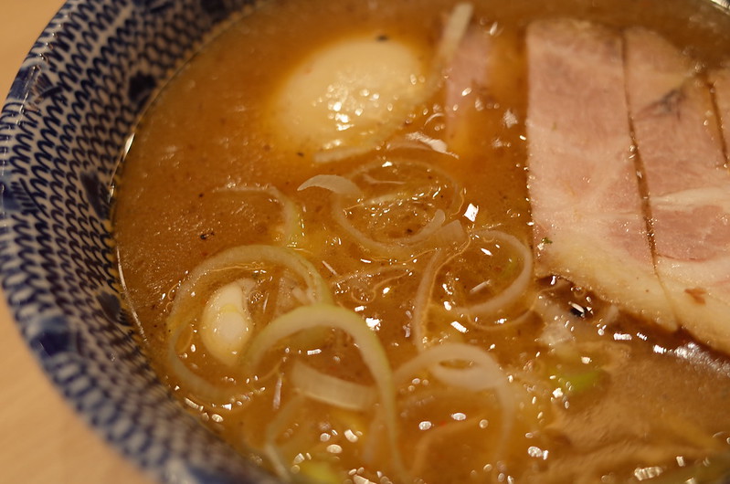 13Ricoh GRⅡ西池袋五丁目つじ田濃厚特製つけ麺のスープの具 味玉 ねぎ