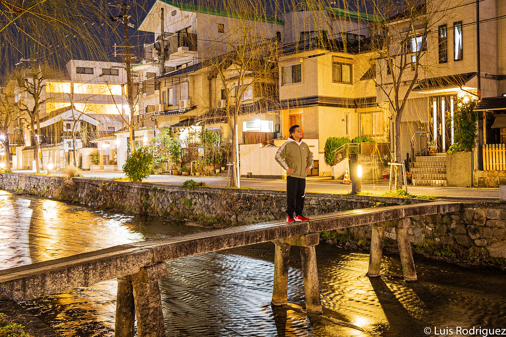 Nuestro hijo disfrutando de las calles (y puentes) de Kioto