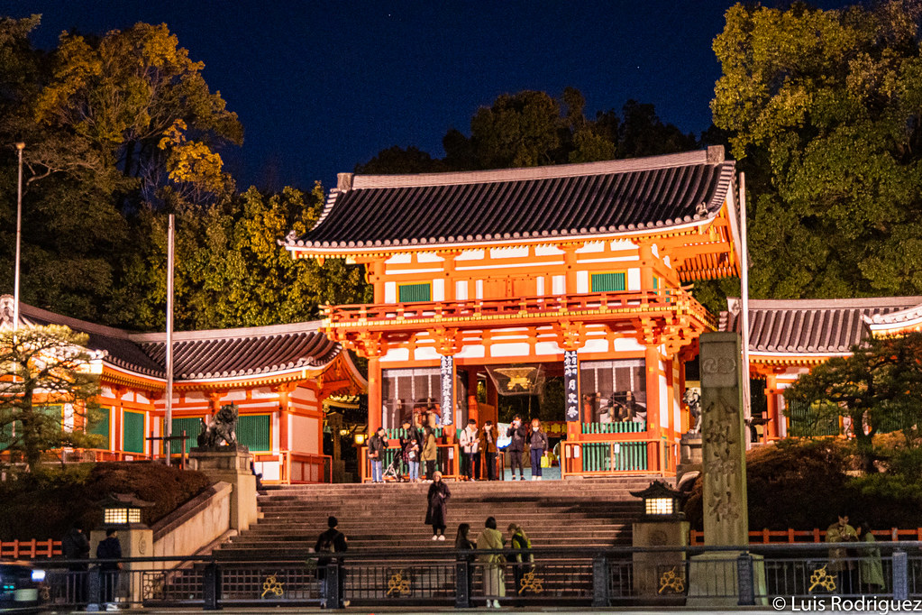Port&oacute;n de entrada del santuario Yasaka, iluminado de noche