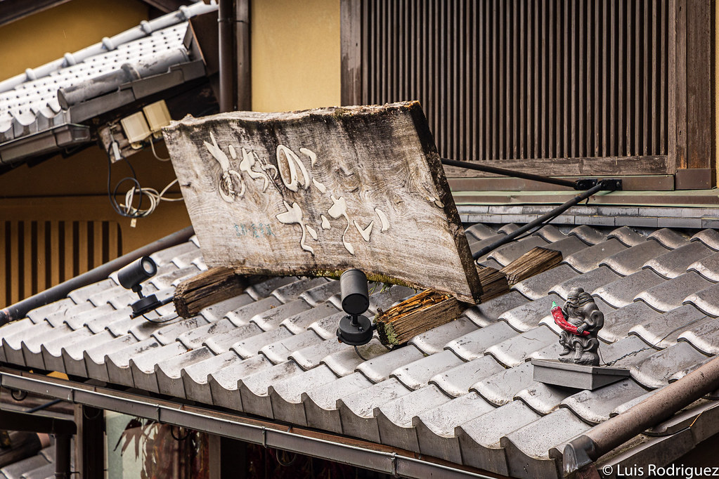Estatua shoki en el tejado de una tienda de Sannenzaka en Kioto