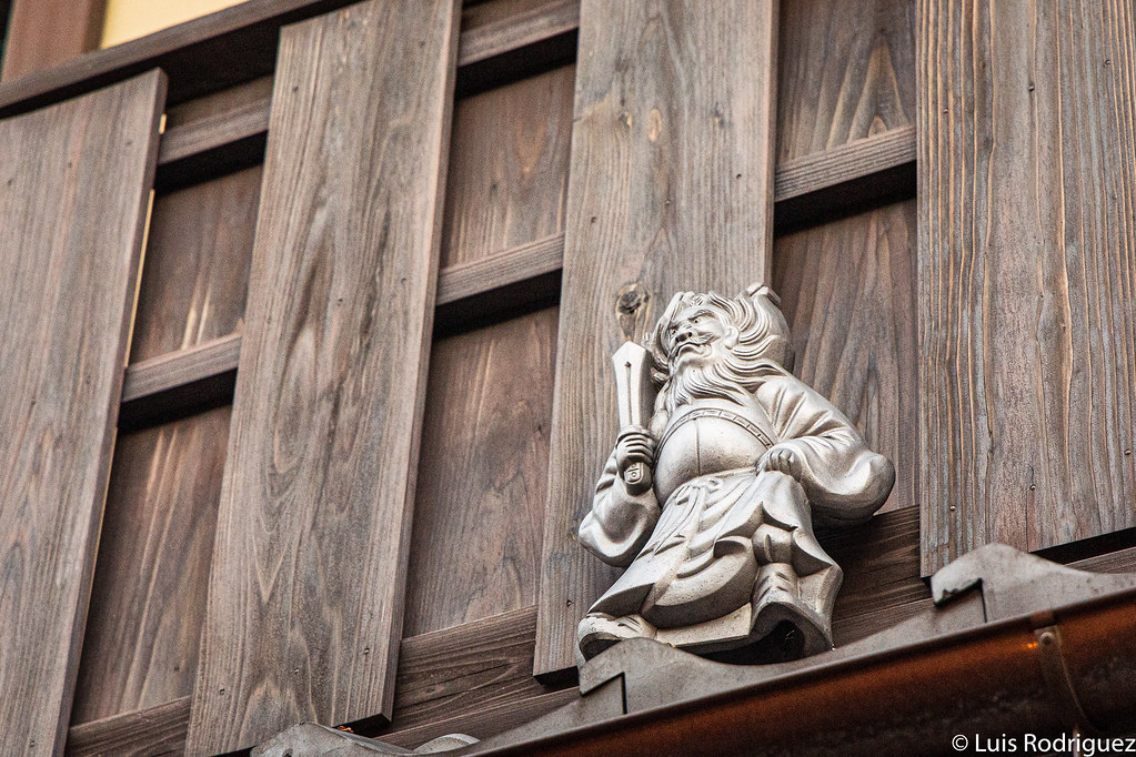 Shoki en la entrada de una casa tradicional del barrio de Gion