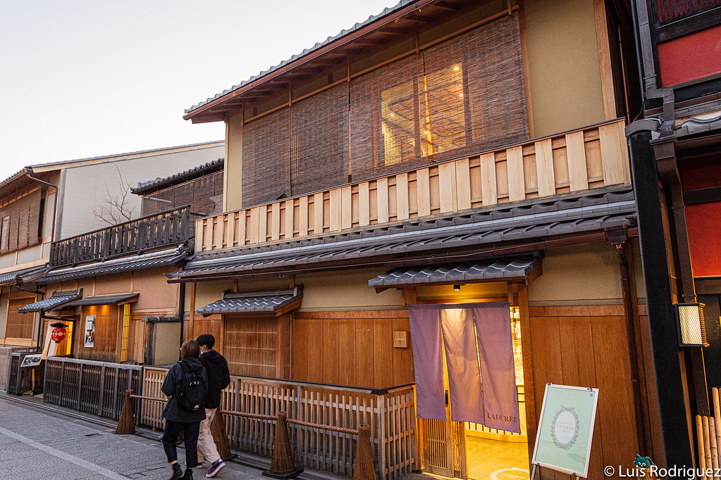 Noren larga en una pasteler&iacute;a de la calle Hanamikoji, en pleno barrio de geishas de Gion