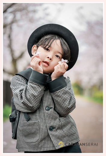 桜の季節、幼稚園制服を着てロケーション撮影