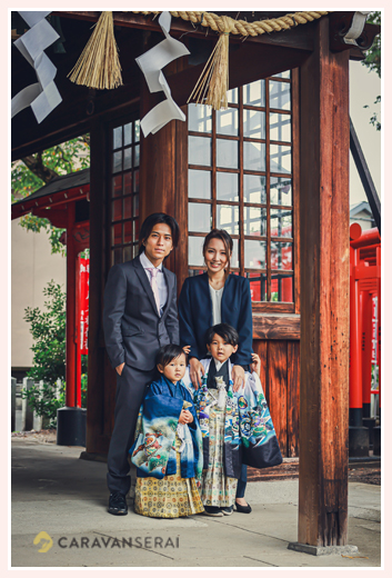 川原神社で七五三　家族写真