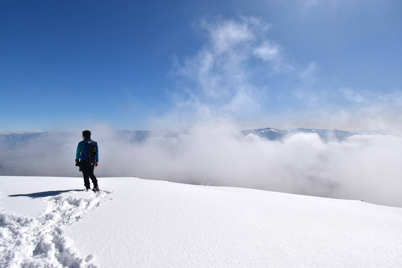 冬の飯縄山 雪山登山 雲海と登山者