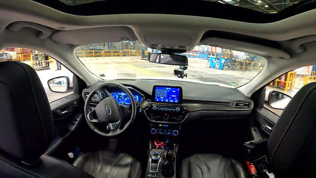 Ford testa tecnologia para carros sairem sozinhos da linha de montagem