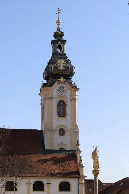 Hartberg_barocker Kirchturm und Mariensäule