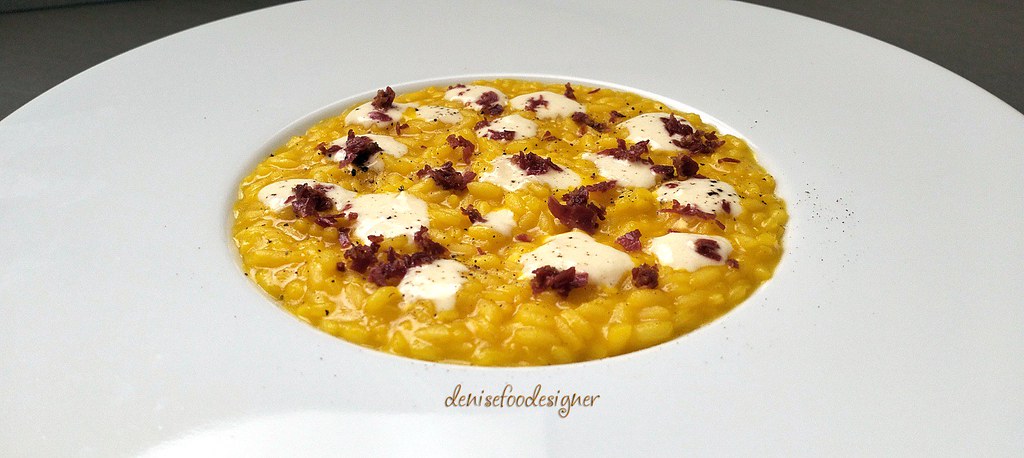 Risotto allo zafferano con crema al Parmigiano Reggiano e briciole di coppa - Saffron risotto