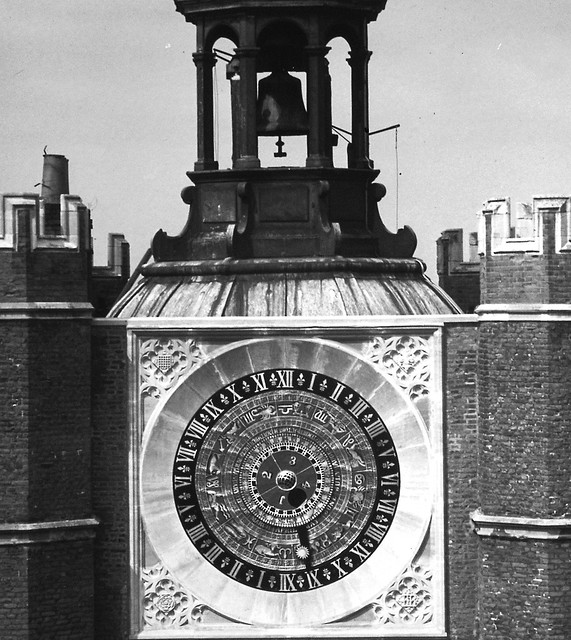 Où ? l'horloge astronomique sur l'une des façades de la seconde cour du château de Hampton Court